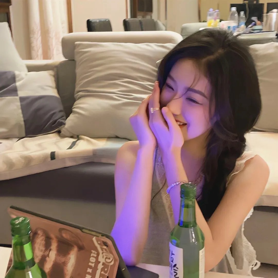 发布会现场实拍：某天后之女晒豪宅名表，评论区两极分化